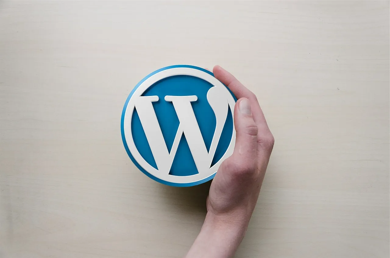 Käsi pitelee WordPress-logoa